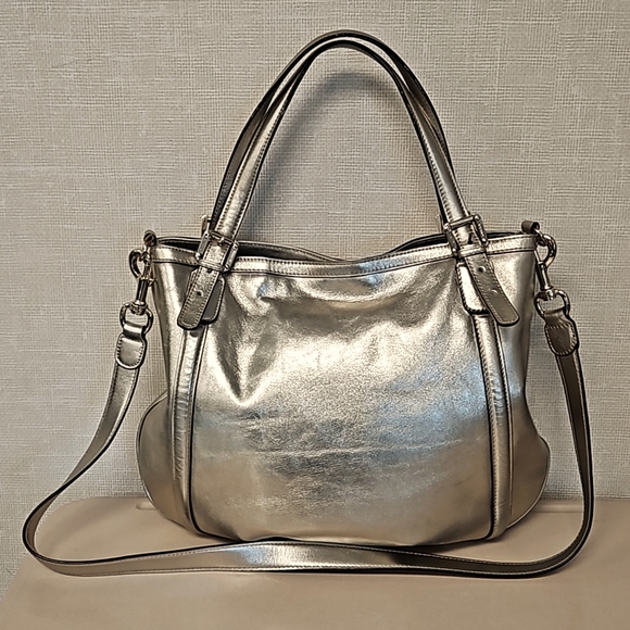 ⚡️Flash Sale $225 with 1.99 Shipping⚡️Vintage Hobo Bag in Metallic Gold - Picture 3 of 13